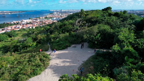 Quarta etapa | Seguir por uma trilha de fácil acesso que leva até um mirante natural